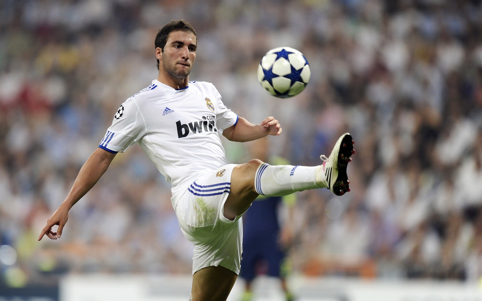 从摩洛哥到曼彻斯特,足球的两种生死战与英雄的诞生