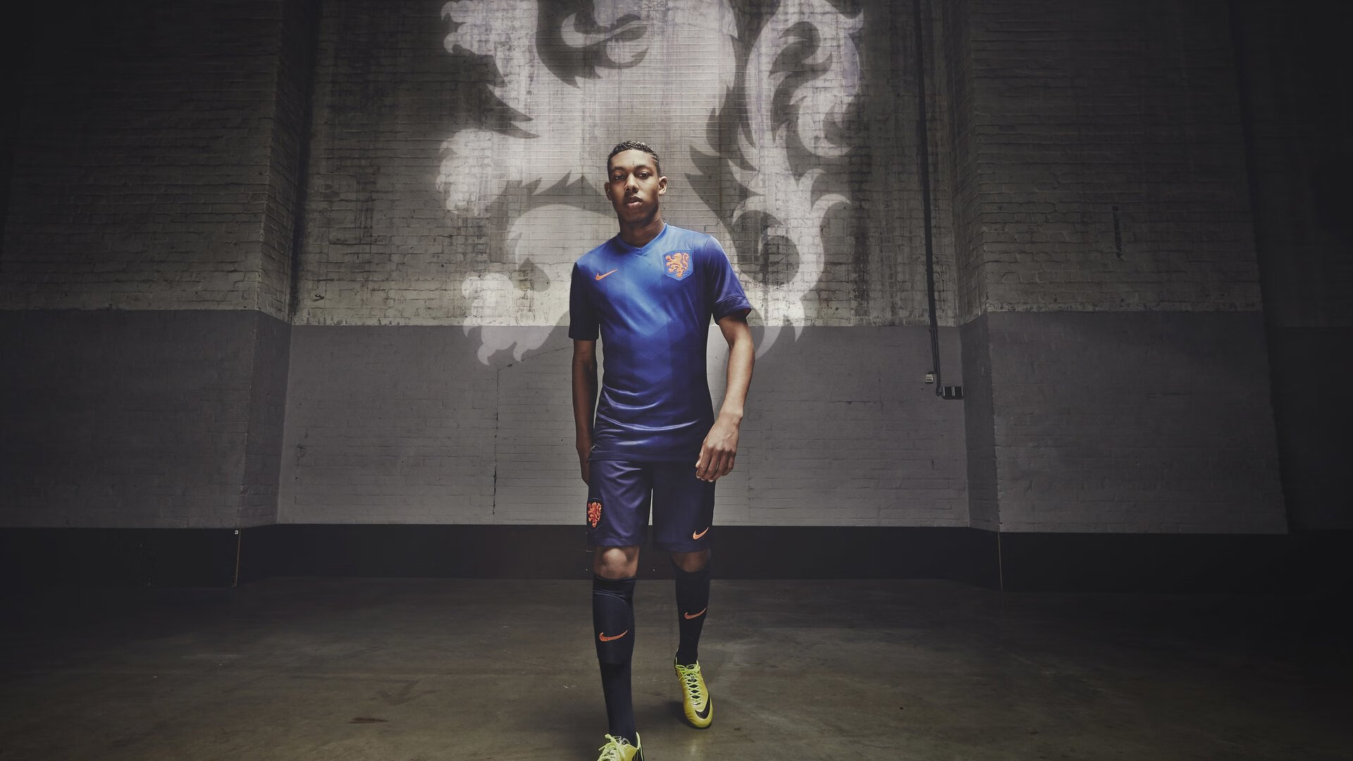 拉什福德锁死荷兰右翼，巴黎新阵展现战术唯一性